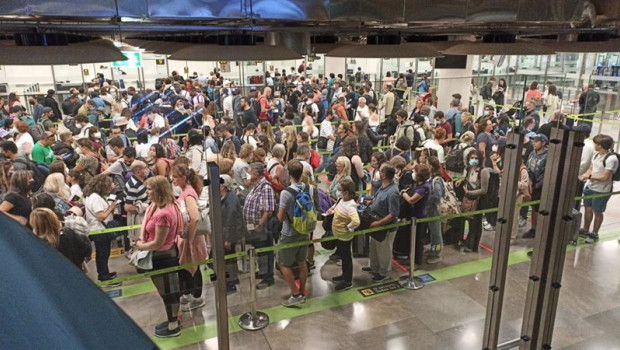 ep colas en el control de pasaporte de barajas