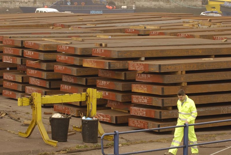 Los precios de exportaciones e importaciones moderan su caída al 0,8% y al 7,8%