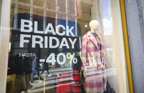 ep descuentos por el black friday en un escaparate a 26 de noviembre de 2025 en madrid espana