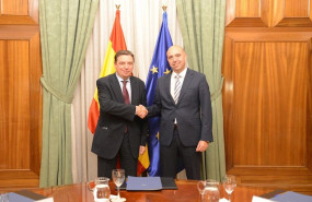 ep el ministro de agricultura luis planas se reune con el director general de lidl en espana claus