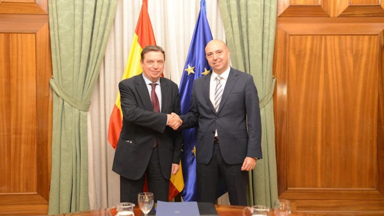 ep el ministro de agricultura luis planas se reune con el director general de lidl en espana claus