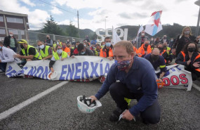 ep el presidente del comite de empresa de alcoa jose antonio zan durante una manifestacion por el