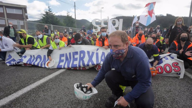 ep el presidente del comite de empresa de alcoa jose antonio zan durante una manifestacion por el