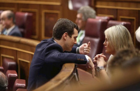ep el presidente del pp pablo casado conversa con la presidenta de fundacion de victimas mari mar