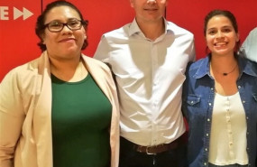 ep el secretario de relaciones internacionales del psoe hector gomez con las activistas