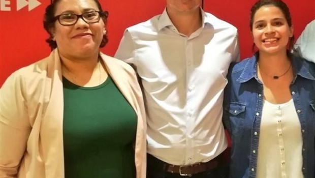 ep el secretario de relaciones internacionales del psoe hector gomez con las activistas