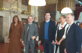 ep el secretario xeral del psdeg gonzalo caballero en el centro con la alcaldesa de redondela digna