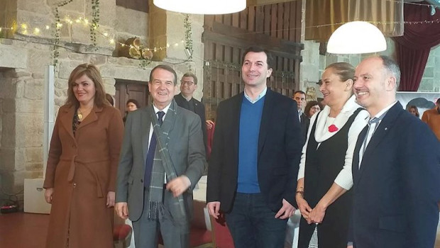 ep el secretario xeral del psdeg gonzalo caballero en el centro con la alcaldesa de redondela digna