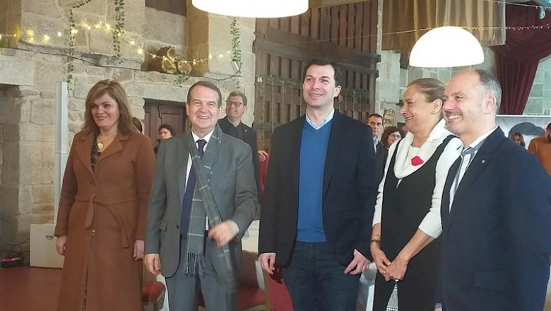ep el secretario xeral del psdeg gonzalo caballero en el centro con la alcaldesa de redondela digna