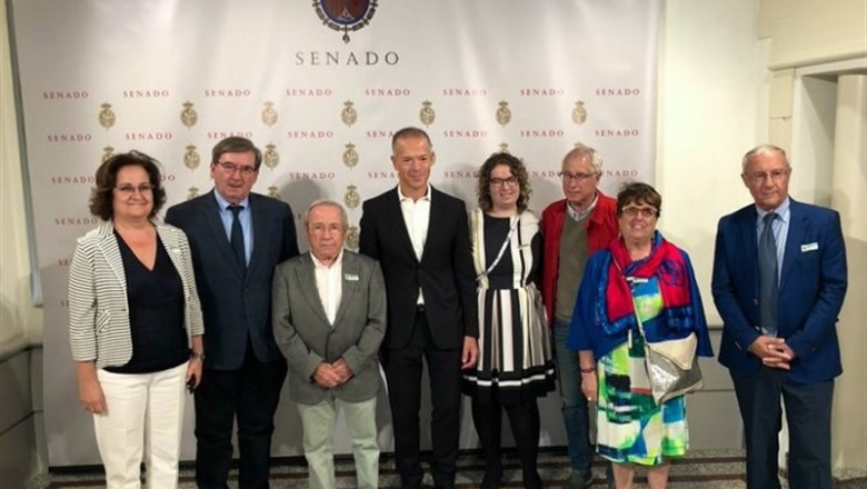 El senador Fernando Martínez, segundo por la izquierda, y el portavoz del Grupo Socialista del Senado, Ander Gil, cuarto por la izquierda, junto a miembros de asociaciones de la Memoria Histórica. | PSOE ep el senador fernando martinez segundo por la izquierda y el portavoz del grupo socialista del