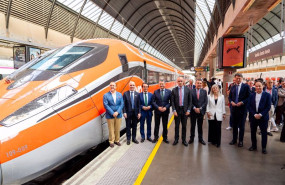 ep foto de familia tras la llegada del tren de alta velocidad iryo a la estacion de santa justa a 30 ep foto de familia tras la llegada del tren de alta velocidad iryo a la estacion de santa justa a 30