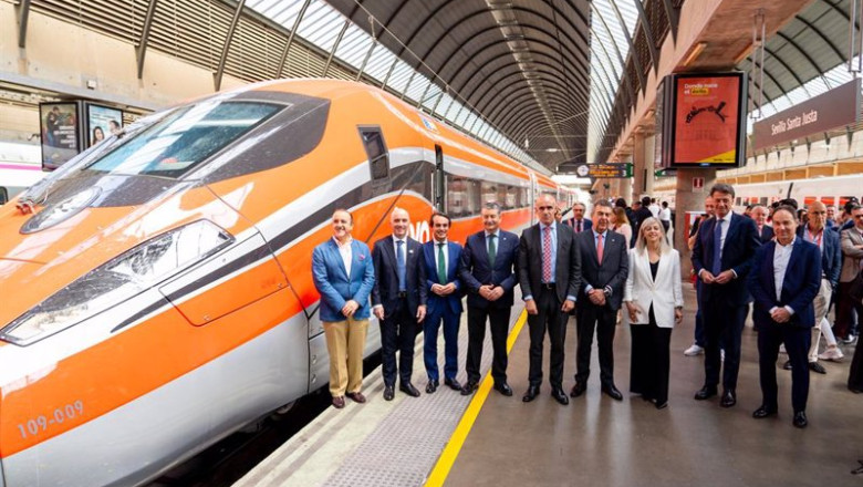 ep foto de familia tras la llegada del tren de alta velocidad iryo a la estacion de santa justa a 30 ep foto de familia tras la llegada del tren de alta velocidad iryo a la estacion de santa justa a 30