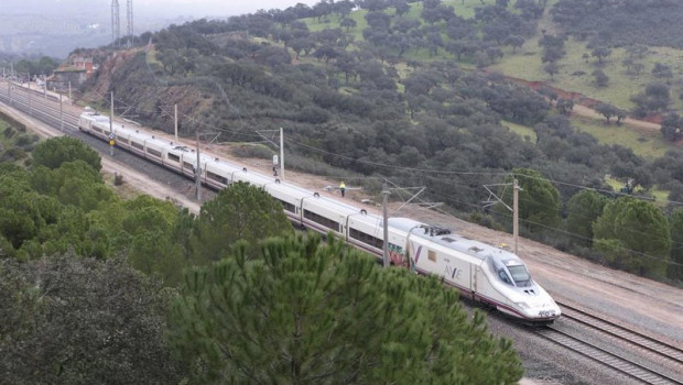 ep imagen de un tren ave a su paso por el tramo de via completamente restaurado donde ocurrio el