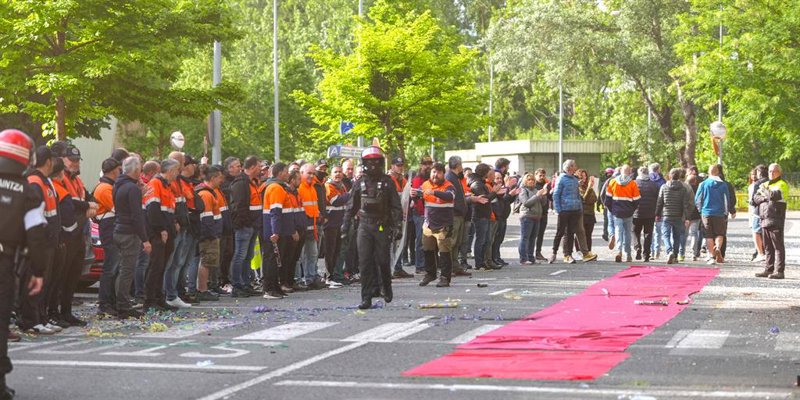 ep inmediaciones de la planta de tubos reunidos amurrio antes de la asamblea para decidir si