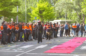 ep inmediaciones de la planta de tubos reunidos amurrio antes de la asamblea para decidir si