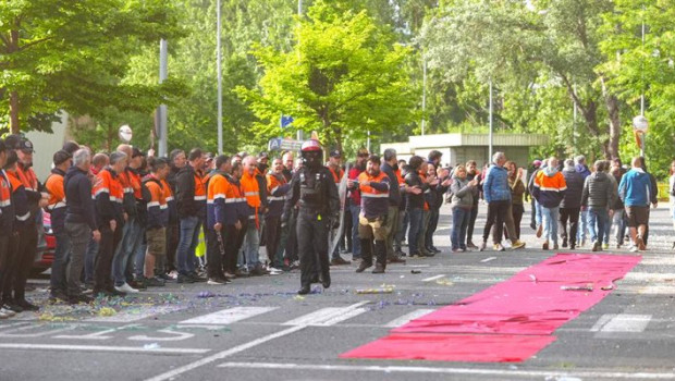 ep inmediaciones de la planta de tubos reunidos amurrio antes de la asamblea para decidir si
