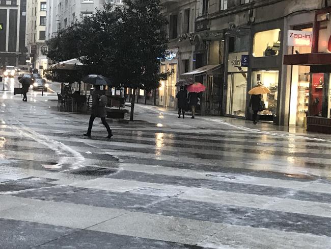 ep jornadalluviagranizosantander genteparaguas lluvia frio