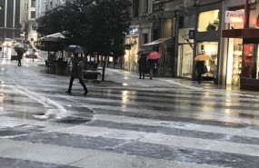 ep jornadalluviagranizosantander genteparaguas lluvia frio