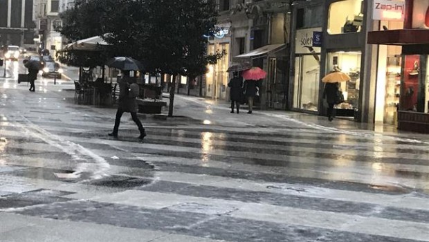ep jornadalluviagranizosantander genteparaguas lluvia frio