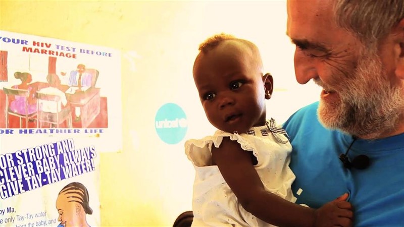 ep juanma lopez iturriaga con un bebe en su viaje a liberia