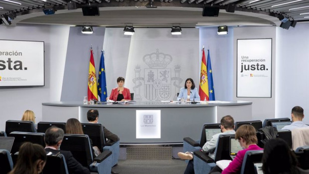 ep la ministra portavoz isabel rodriguez i y la ministra de sanidad carolina darias d en una