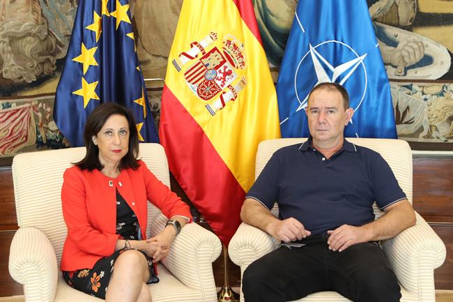 La ministra de Defensa, Margarita Robles, con Alejandro Clemente | MINISTERIO DE DEFENSA ep la ministradefensa margarita robles con alejandro clemente