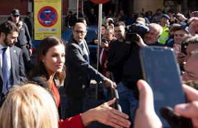 ep la reina letizia saluda al publico congregado en la plaza de san francisco despues del encuentro