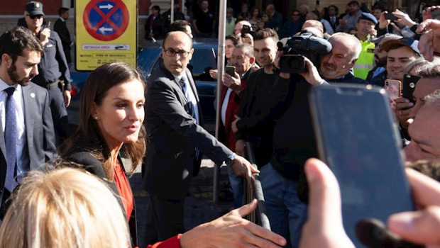 ep la reina letizia saluda al publico congregado en la plaza de san francisco despues del encuentro
