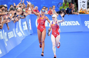 ep la triatleta paralimpica susana rodriguez junto a su guia paula garcia en el moento de