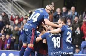 ep los jugadores del huesca celebran un gol en liga
