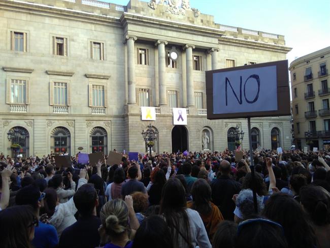 Miles de personas llenan plaza Sant Jaume por la sentencia de 'La Manada' | EUROPA PRESS ep milespersonas llenan plaza sant jaumela sentencia de la manada
