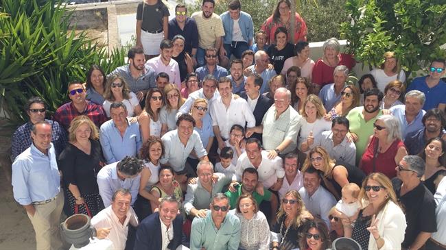 Pablo Casado con militantes y dirigentes del PP en Vejer | EUROPA PRESS ep pablo casadomilitantesdirigentesppvejer
