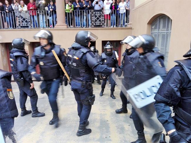 Policía Nacional y Guardia Civil requisan urnas del referéndum del 1-O (recurso) | EUROPA PRESS ep policia nacionalguardia civil requisan urnasreferendum1-o recurso