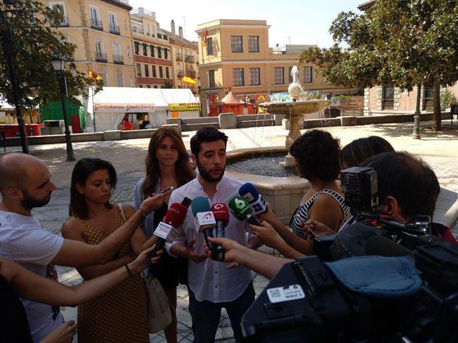 El portavoz adjunto de Cs en la Asamblea, César Zafra, atiende a los medios | CIUDADANOS ep portavoz adjuntocsla asamblea cesar zafra atiendelos medios
