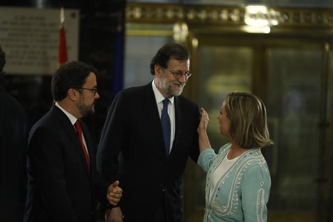 Rajoy con la diputada de Coalición Canaria, Ana Oramas en el Congreso | EUROPA PRESS ep rajoyla diputadacoalicion canaria ana oramascongreso