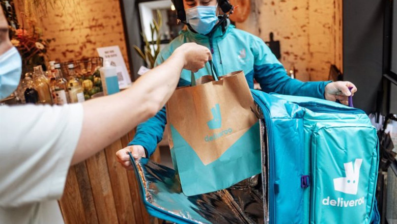 Repartidor de Deliveroo recogiendo un pedido en un restaurante. | Europa Press - Archivo ep repartidor de deliveroo recogiendo un pedido en un restaurante