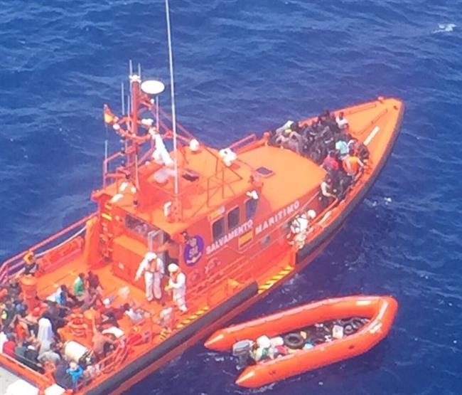 Rescate de una patera en aguas del Estrecho | EUROPA PRESS/SALVAMENTO MARÍTIMO ep rescateuna pateraaguasestrecho