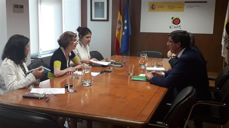 ep reunion de juan marin e isabel oliver en el ministerio de turismo foto de archivo