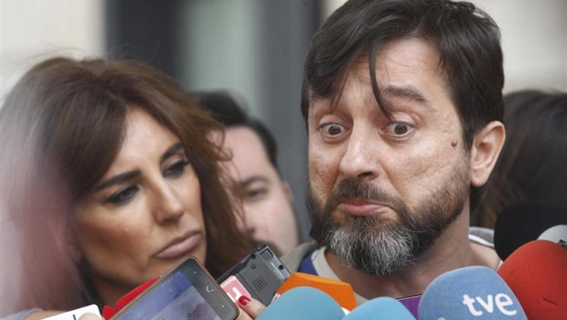 ep secretariosociedad civilmovimiento popularpodemos rafa mayoral ofrece decaracioneslos medioscomunicacionlas puertascongresolos diputados