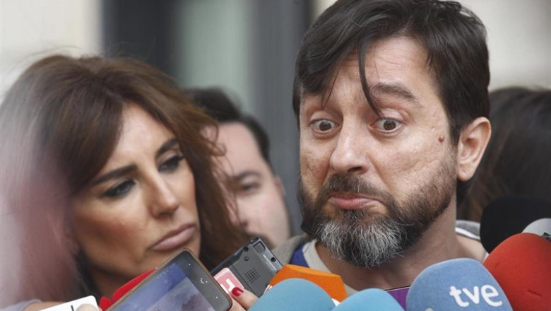 ep secretariosociedad civilmovimiento popularpodemos rafa mayoral ofrece decaracioneslos medioscomunicacionlas puertascongresolos diputados