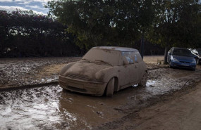 ep un coche sepultado por el barro a 2 de noviembre de 2024 en valencia comunidad valenciana espana