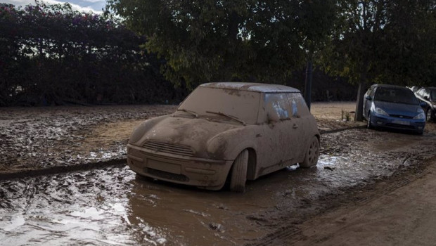 ep un coche sepultado por el barro a 2 de noviembre de 2024 en valencia comunidad valenciana espana