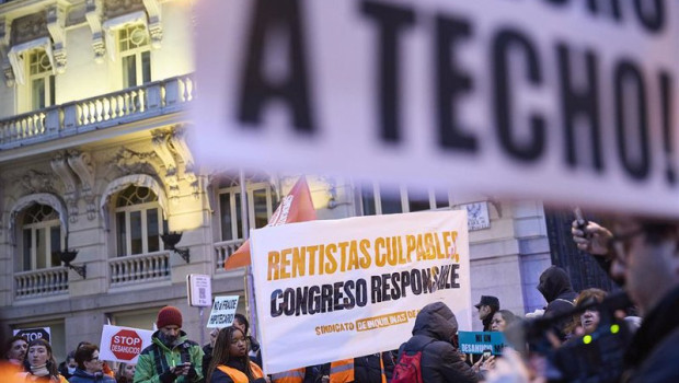 ep un grupo de personas durante una manifestacion frente al congreso por el fin de la moratoria