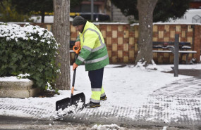 ep un hombre retira la nieve de una calzada a 10 de enero de 2024 en jaca huesca aragon espana