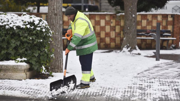 ep un hombre retira la nieve de una calzada a 10 de enero de 2024 en jaca huesca aragon espana