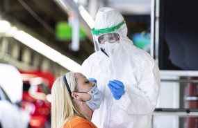 ep un sanitario realiza un test de antigenos a una trabajadora de seat al lado de la linea de
