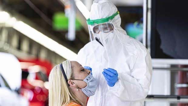 ep un sanitario realiza un test de antigenos a una trabajadora de seat al lado de la linea de
