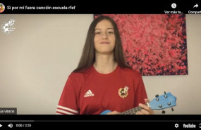 ep una alumna de la escuela de futbol de la rfef versionando a beret