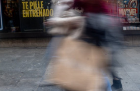 ep una persona con una bolsa compra