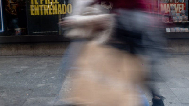 ep una persona con una bolsa compra